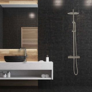 RVS regendouche in zwarte badkamer