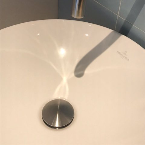 Toilet witte wasbak met RVS afvoerstop