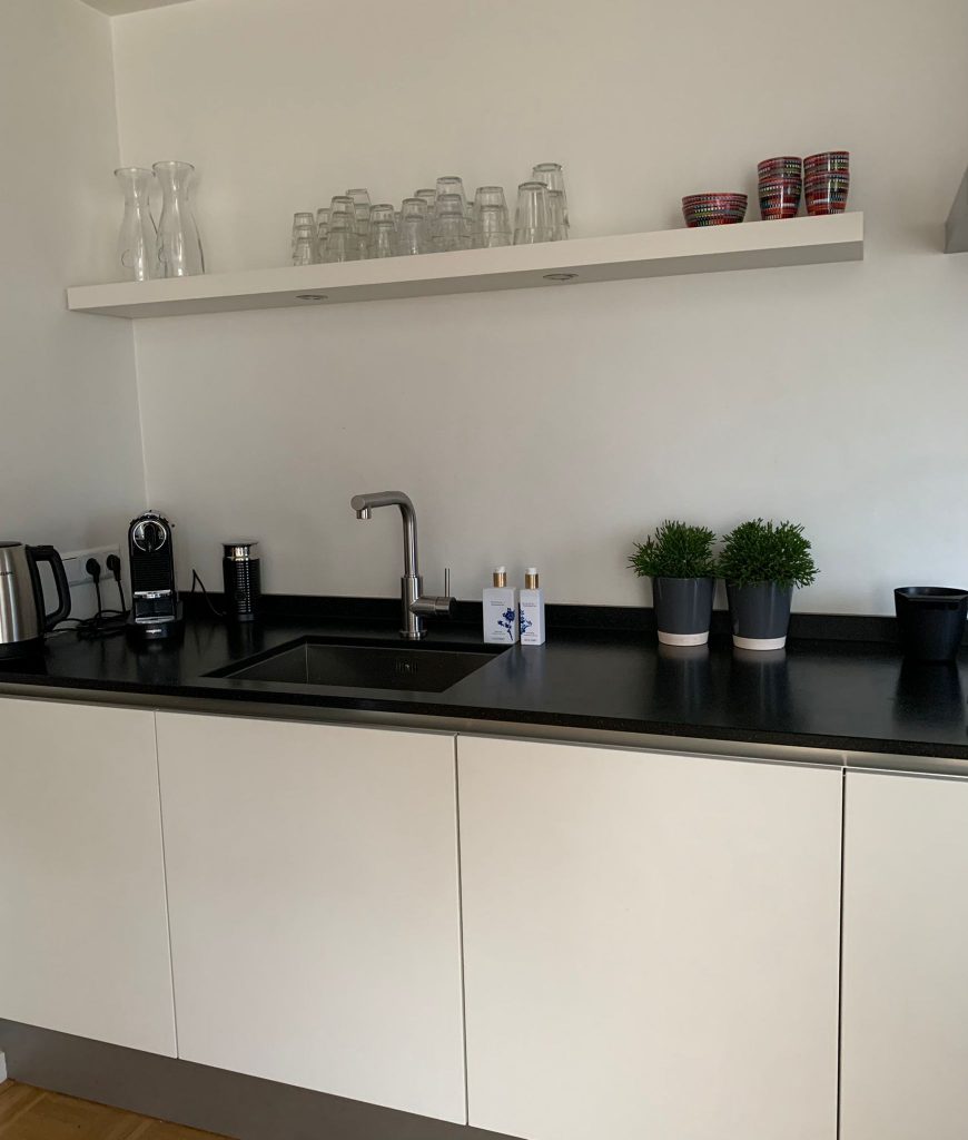 Zwart witte keuken met uittrekbare RVS keukenkraan SK111