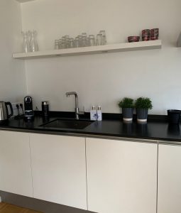 Tiel Keuken met zwart aanrechtblad composite RVS keukenkraan