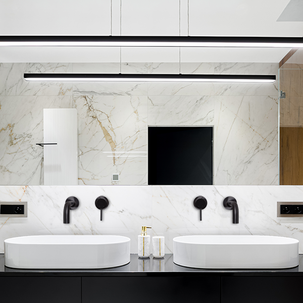 Marmeren badkamer met zwarte inbouwkranen RVS316